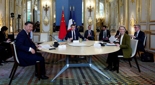 Da sinistra il presidente cinese Xi Jinping, il presidente francese Emmanuel Macron, ed il presidente della Commissione Europea Ursula von der Leyen