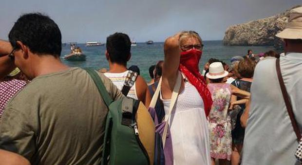 Brucia ancora la Sicilia: 20 roghi in poche ore. Turisti ospitati negli alberghi