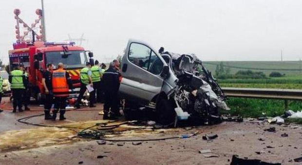 Scontro tra camion e minibus: morti 5 bambini, dramma in Francia