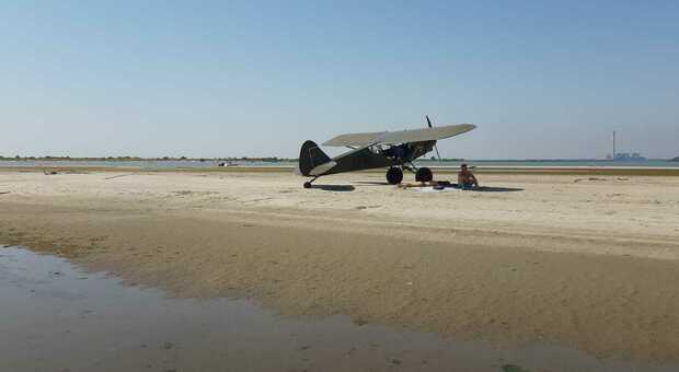 L'ultraleggero atterrato sulla spiaggia del Delta dove nidifica il fratino