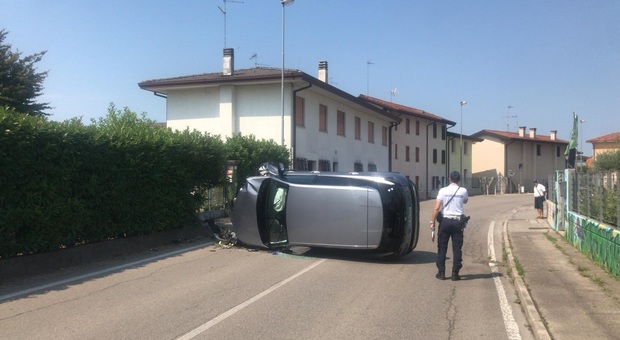 L'auto rovesciata in via Cappuccini a Pordenone