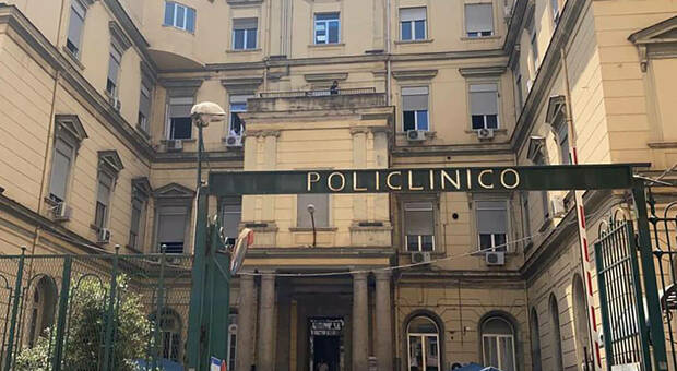 Il Vecchio Policlinico di Napoli, in piazza Miraglia