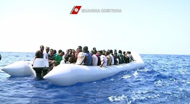 Migranti, tragedia a Lampedusa: «In 20 cadono in acqua, dispersi»