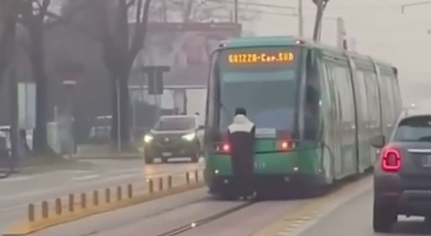 Un frame del video che riprende la figura appesa dietro al tram domenica scorsa