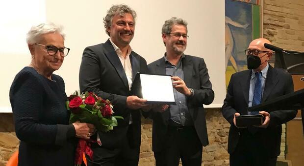 La consegna ad Ancona del Premio Corelli100 al tenore Jonas Kaufmann, alla sua sinistra Adriana Stecconi, alla destra l assessore Paolo Marasca e Marco Ascoli Marchetti