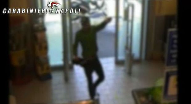 Napoli, babygang armata all'assalto del supermercato | Guarda il video