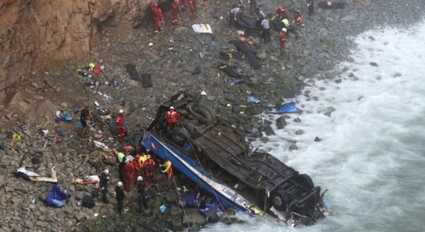 Perù, bus precipita dalla Curva del Diavolo: 48 morti