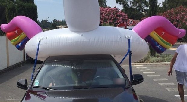 Francia, portava un unicorno gigante gonfiabile sul tetto dell'auto: multato