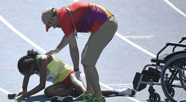 Rio 2016, perde la scarpa e continua a correre: etiope in lacrime per il dolore