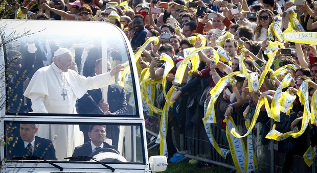 Papa Francesco, un milione di persone al parco di Monza per la messa, poi l'appello a San Siro contro il bullismo