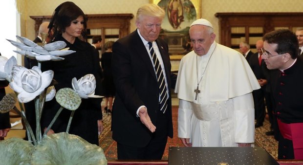 Trump, scambio di doni con Papa Francesco: Bergoglio gli regala enciclica sull'ambiente