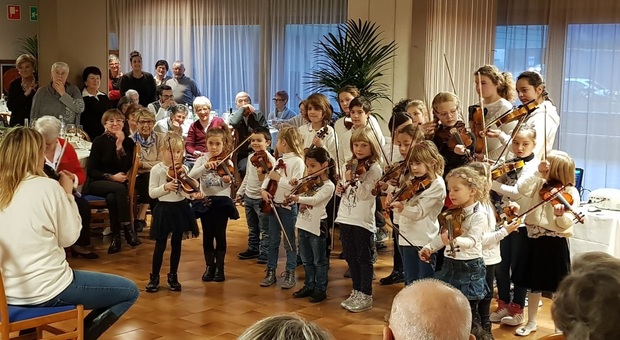 La scuola più piccola è sui monti: qui tutti i bambini suonano il violino