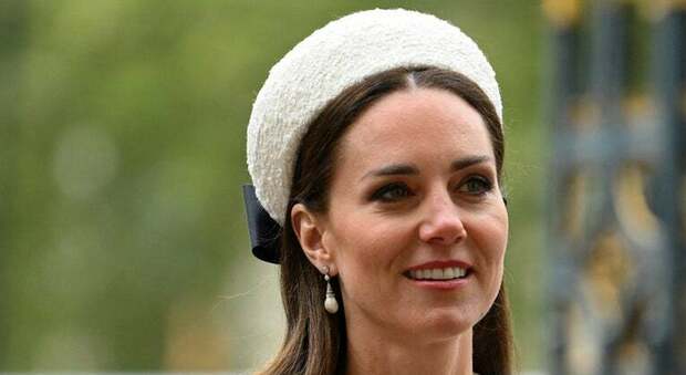 Kate Middleton icona di stile: il suo abito bianco «riciclato» incanta tutti