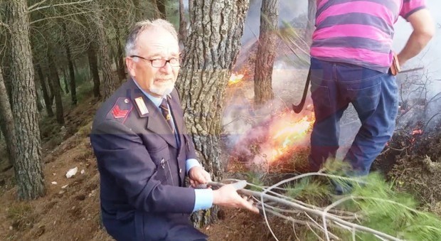 Primo incendio di stagione nel Vallo di Diano, vigili e operai spengono le fiamme con le mani