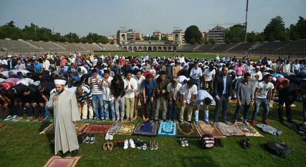Milano, i musulmani festeggiano la fine del Ramadan: "No al terrorismo"
