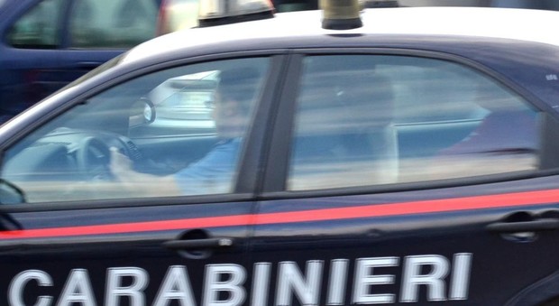 Roma, ruba alcolici e picchia il proprietario del negozio: arrestato
