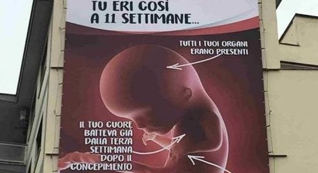 Maxi-manifesto anti aborto a Roma, bufera sui social: «Raggi lo rimuova»