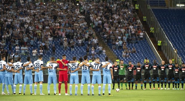 Lazio-Napoli, all'Olimpico non si tifa: «Vicini alle vittime di Genova»