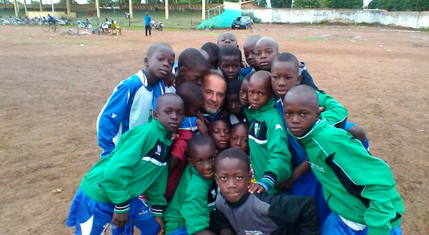 IN GUINEA - L'allenatore Roberto Bassi insieme ai suoi piccoli atleti
