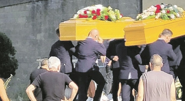 Il figlio muore in un incidente a Lecce, la madre poche ore dopo per malattia: i funerali insieme