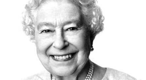 La regina Elisabetta compie 88 anni, per festeggiare si fa fare un ritratto dal fotografo di Blow Up