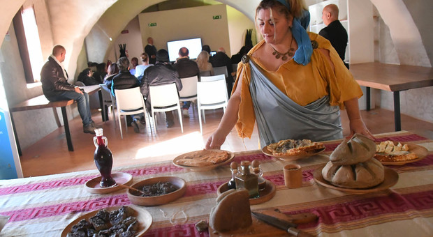 L'archeocuoca Cristina Conte al Castello di S. Severa mentre prepara i piatti degli antichi romani (Foto Giobbi)
