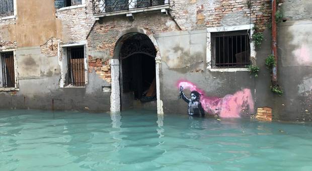 Acqua alta a Venezia, sommerso anche il bambino naufrago di Banksy