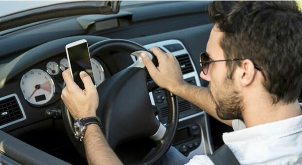 Al volante con il telefono per fare video: ricerca Anas. Foto generica