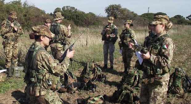 Combattimento e lezioni di tiro, allievi marescialli dell'Esercito impegnati al poligono di Tarquinia