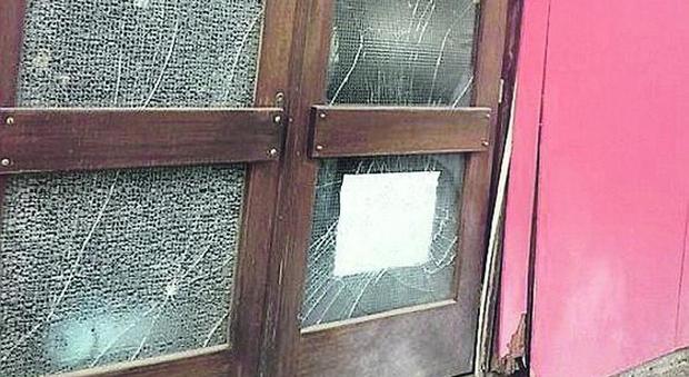 Raid vandalico contro sede Scout: danni all'ingresso e pannelli divelti