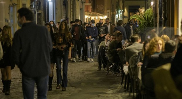Mascherine, assembramenti e ristoranti, le multe ci sono ancora: da 400 a tremila euro