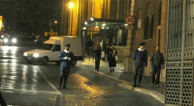 Paura in Vaticano, auto impazzita forza un varco: i gendarmi sparano. Arrestato l'uomo alla guida: è un 40enne