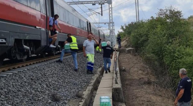 Caos Alta velocità verso Roma, treni in ritardo di 4 ore: passeggeri senza aria condizionata e malori