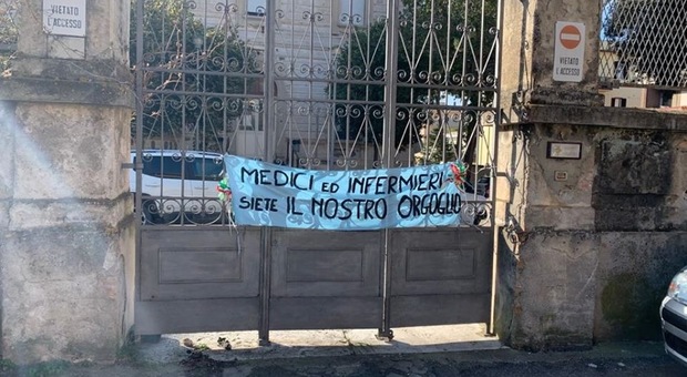 Tarquinia sta con l'ospedale: "Siete il nostro orgoglio" sullo striscione per medici e infermieri