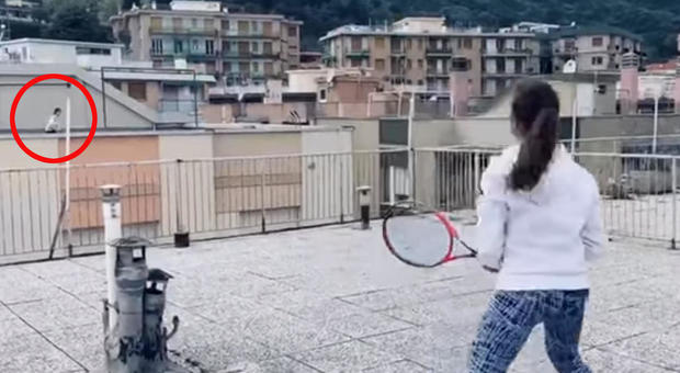 Coronavirus: due ragazze si sfidano a tennis dalle rispettive terrazze