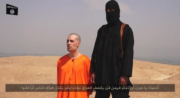 I terroristi Isis decapitano reporter Usa. «Vendetta per i raid, messaggio per Obama affogherete tutti nel sangue» | Foto