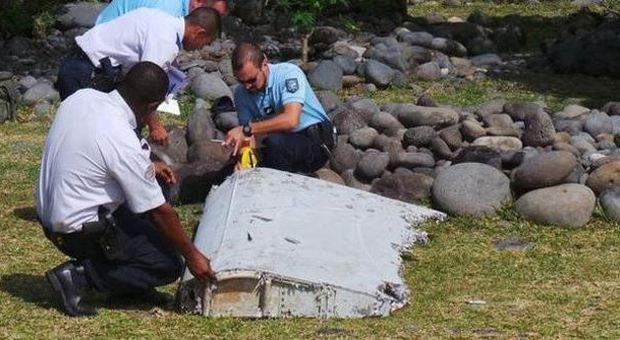 Volo Malaysian scomparso, ritrovato un pezzo d'ala fuori dall'area delle ricerche