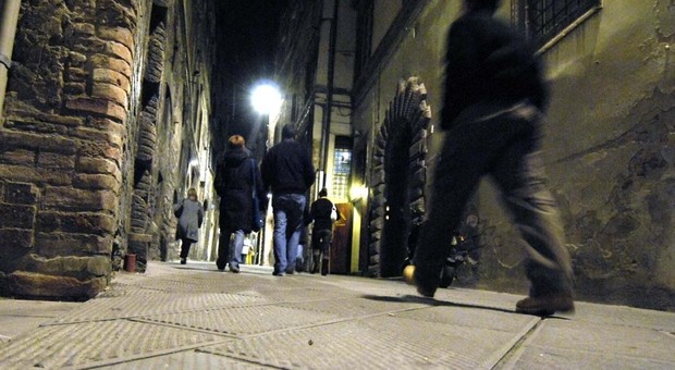 Perugia, aggrediti e minacciati in strada «perché gay»