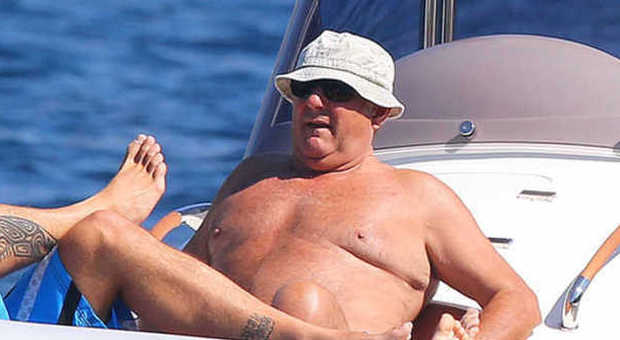 Gerry Scotti, vacanze oversize in barca con la famiglia