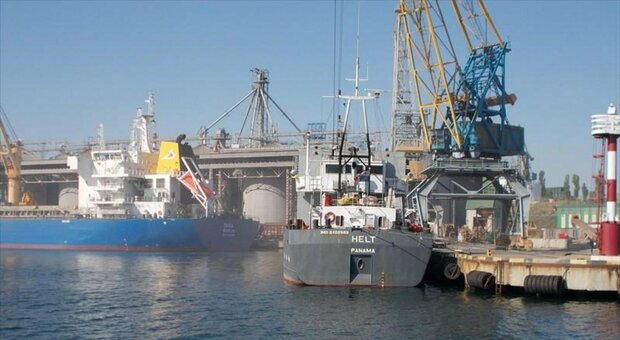 Ucraina, nave cargo colpita nel Mar Nero: morto un membro dell'equipaggio