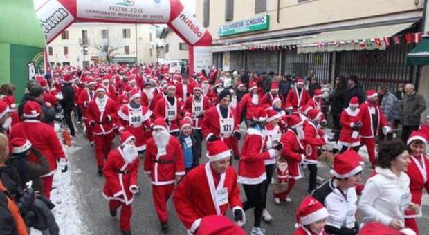 Corsa dei Babbi Natale, 200 imbucati spazzolano il buffet: è polemica