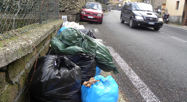 Grottaferrata, stretta contro chi abbandona i rifiuti in strada: multe fino a 1.240 euro