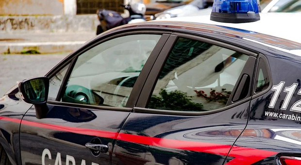 Rapina un negozio minacciando il titolare con una siringa, poi scatta l'inseguimento con i carabinieri: arrestato