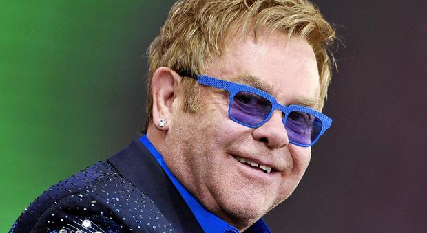 Paura Elton John. "Grave infezione in Cile, ha rischiato la morte"