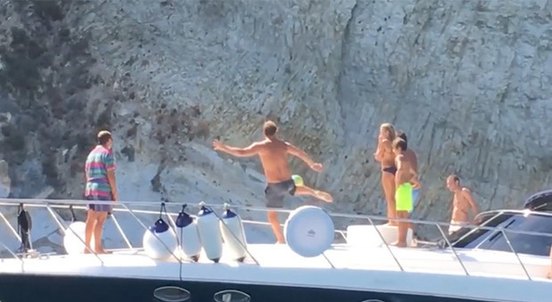 Francesco Totti al mare: il passaggio da una barca all'altra è di gran classe