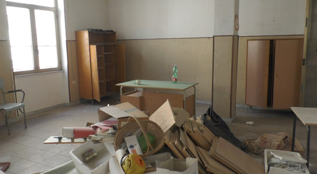 Napoli, la vergogna della scuola abbandonata da dieci anni: «Restituiamo dignità al quartiere»