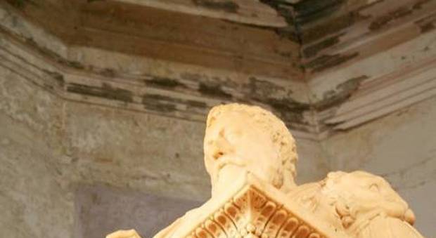 Napoli. Chiesa di San Giacomo, tetto pericolante: il Comune provoca i danni e dà lo sfratto