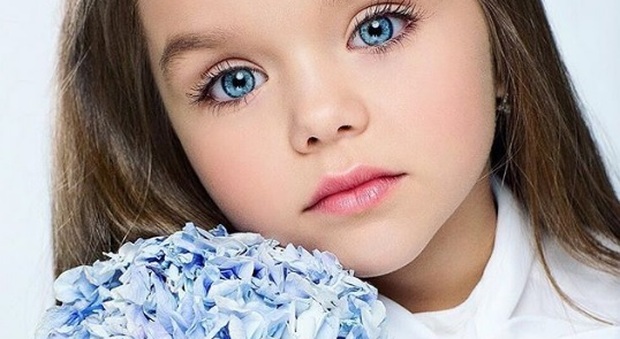 Occhi grandi e blu, Anastasia è la bambina più bella del mondo: ha solo 6 anni