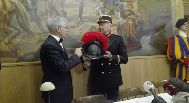 Anche il Vaticano punta al risparmio: il nuovo casco per le Guardie Svizzere è low cost e in pvc