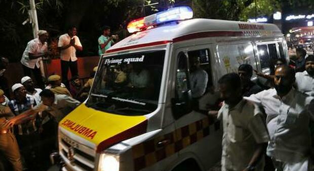 Diciannovenne positiva al coronavirus violentata durante il trasporto in ambulanza: choc in India